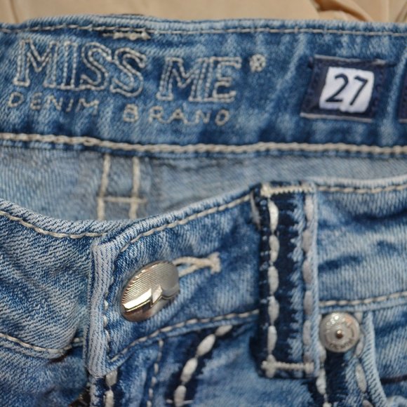 Sz 27 Miss Me Embroidered Boyfriend Blue Jean Shorts JPB1026SH - Picture 12 of 14